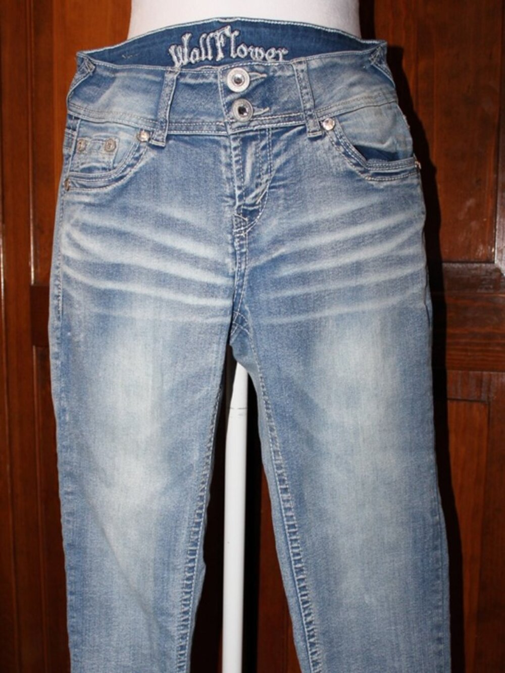 Wallflower cropped jeans, rear pocket design, like new